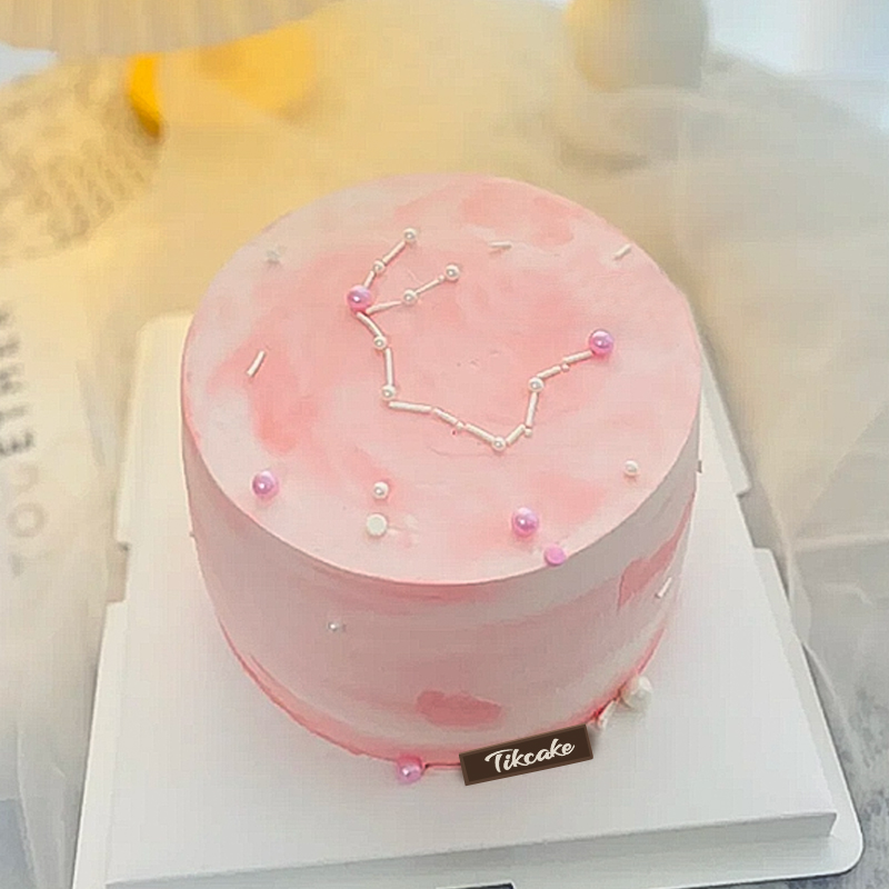 纪家乡女友过生日蛋糕上面写什么字，在女朋友的生日蛋糕上写什么好？